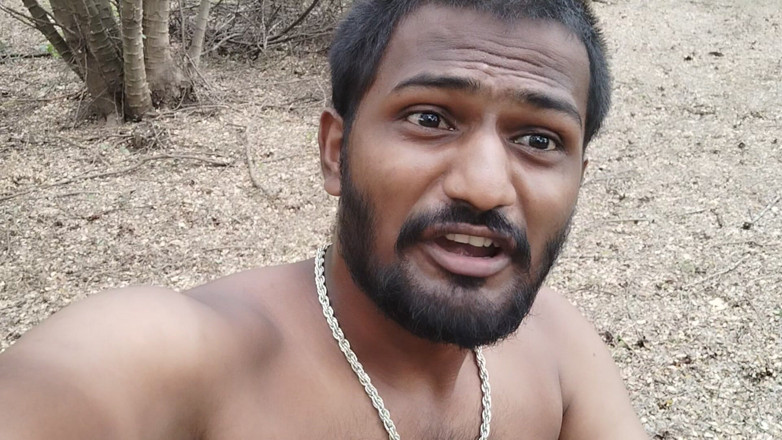 KUMBHA MANOJ KUMAR: Xhard - Idąc do toalety w lesie uścisk dłoni