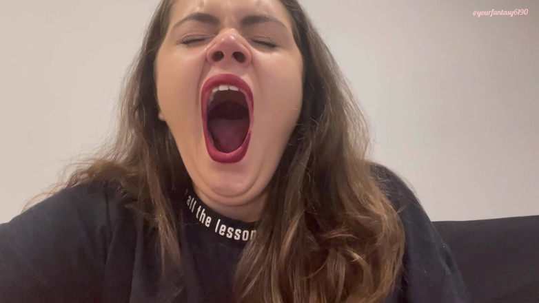 Your fantasy studio: Yawning dengan gincut merah