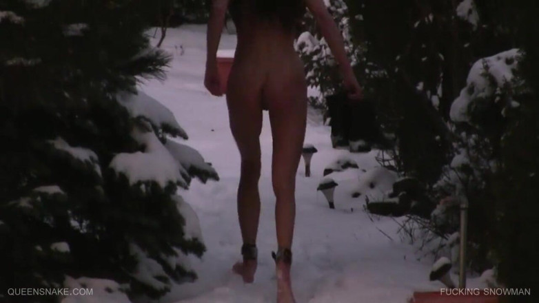 Queen Snake: Трахаю снеговика и покрываю себя воском