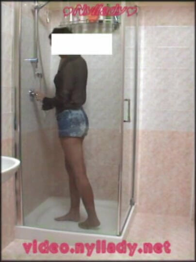 Nyllady: No chuveiro com meia-calça
