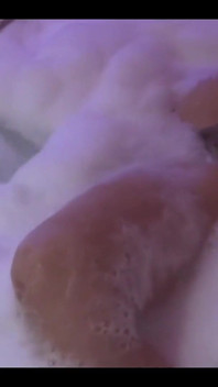 Istri cantik temanku lagi asik nikmatin jacuzzi di motel sebelum ngentot memeknya habis-habisan, dia suka banget sama kontol besar