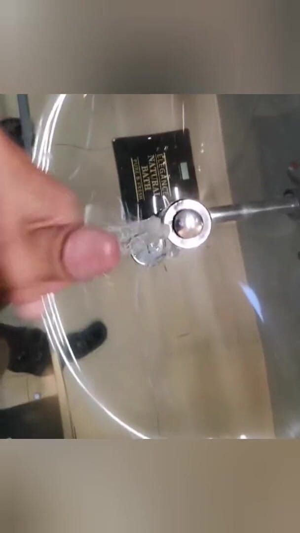 Rafael Torreano: ホットなパパと彼のバスルームでのオナニーセッション