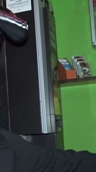 Kouří dva velké penisy a dává mu kouření