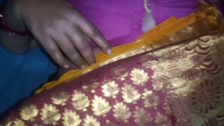Priyanka314: Indian Thelgu bhabhi casalinga scopa in un video fatto in...