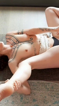 Awek berambut pendek dengan payudara besar berkongkek orgasme lesbian dengan awek yoga fleksibel