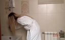 ATKIngdom: Słodka blondynka świetnie się bawi pod prysznicem