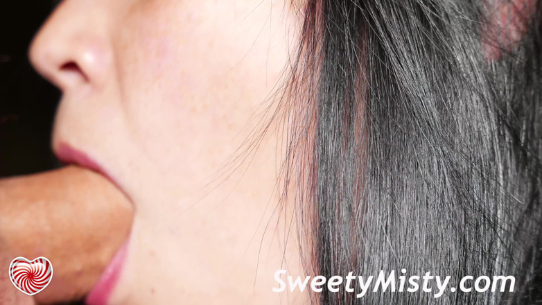 Sweety Misty: Schattige tiener diep zuigen en klaarkomen in de mond!