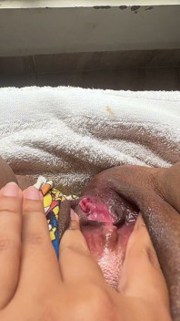 隣人が通り過ぎるときに自慰行為をすることに本当に魅了されています