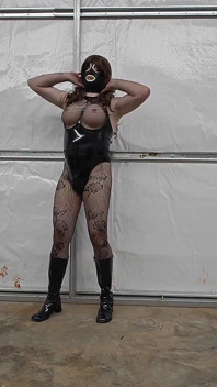İç çamaşırlı ve çizmeli büyük sahte memeli travesti mastürbasyon