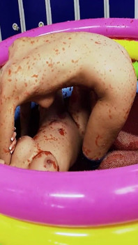 Fighe in piscina scena-4 lesbiche more con grandi tette fanno sesso insieme in una piscina jelly