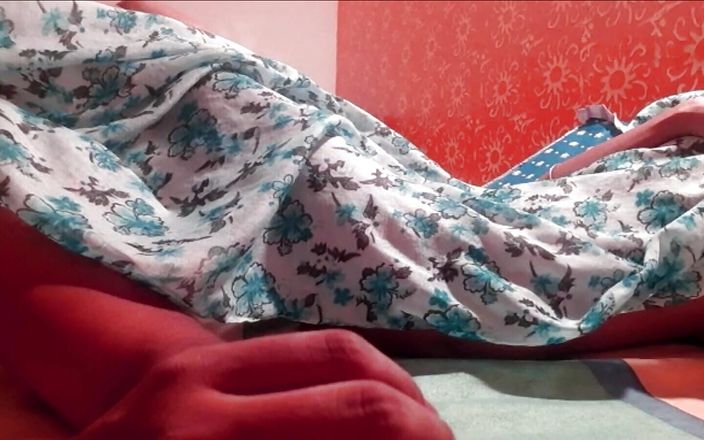 explicit: 美丽的热辣女孩第一次与继妹的丈夫苗条少女做爱，然后被操菊花
