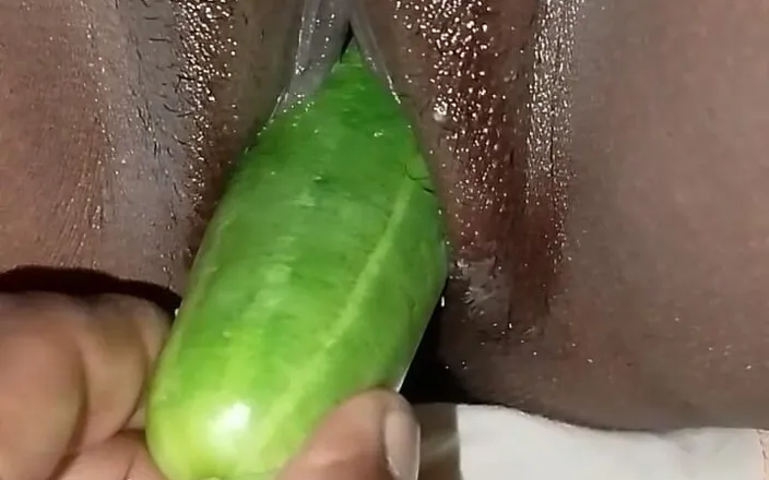 Indian desi hot poja: Cucumber Inserted in Neighbor's Vagina, the Vagina Was Very Tight