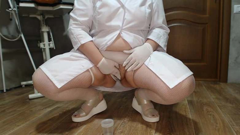 OurFetishLife: Gordita enfermera en guantes de látex se masturba y hace...