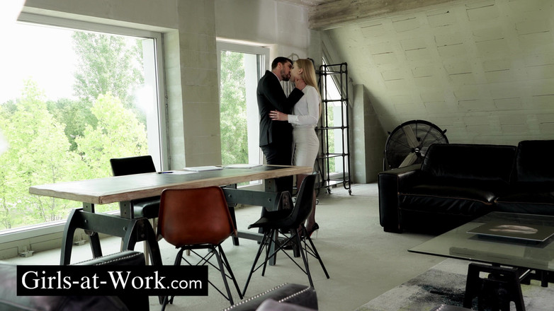 Girls At Work: Obchodní dohoda dobře odměněna