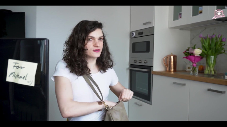 Medi Voi: Picioare sexy în birou