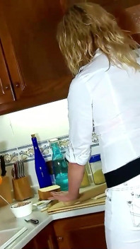 Blonde tiener Cristal wordt in de keuken geneukt door haar stiefmoeder, hete vriendin