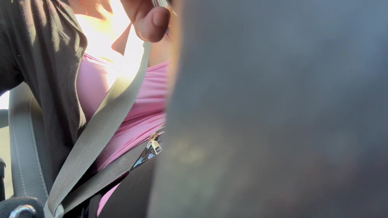 Artemisia Love: イタリアの巨乳熟女が運転中に角質の硬い乳首を点滅させる車に乗る
