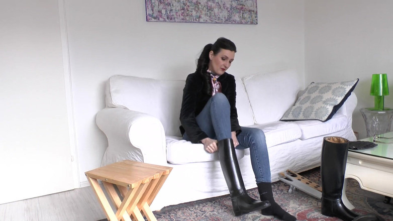 Lady Victoria Valente: Stiefel wechseln und schwarze socken riechen pOV, lady victoria valent