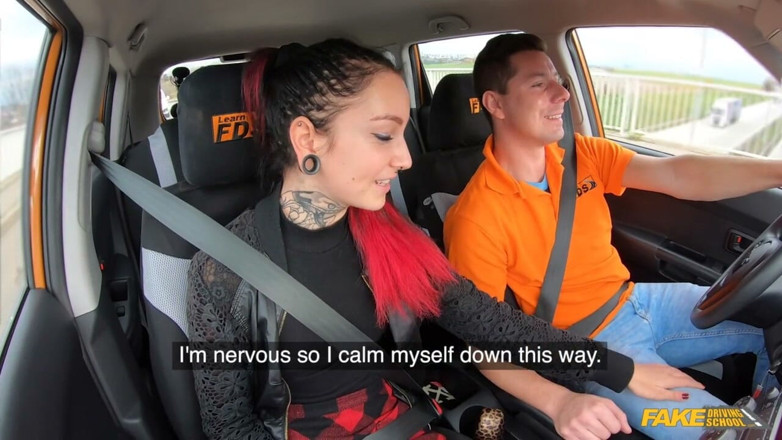 Fake Driving School: Scuola di guida finta - la ragazzina tatuata adora prendere un...