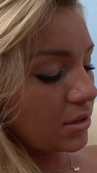 Charley Monroe ve arkadaşıyla dövmeli ve platin sarışın iki Rus fahişe ile lezbiyen videosu klitorisleriyle oynuyor