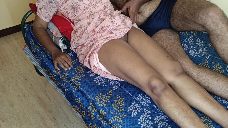 Laxi ammu: 既婚女性は近所のバチェラー男性とベッドを共にした