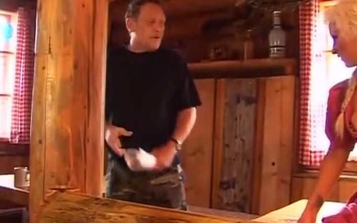 Porno kino: Блондинку з великими цицьками німецьку повію жорстко відтрахали в кабіні зрубу