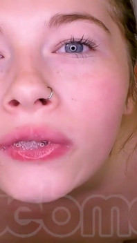 トップウェブモデルおさげ髪の飲み込み器Vol 4 - おさげ髪のかわいい十代の若者たちがコックを吸い、精液を飲み込む4つの完全なシーン
