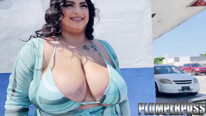 Plumper pass: İri göğüslü latin iri güzel kadın çamaşırhanede büyük zenci yarağıyla sikişiyor