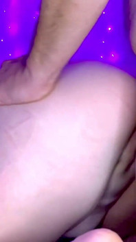 Pequeña puta milf consigue un chorreo de leche por la espalda