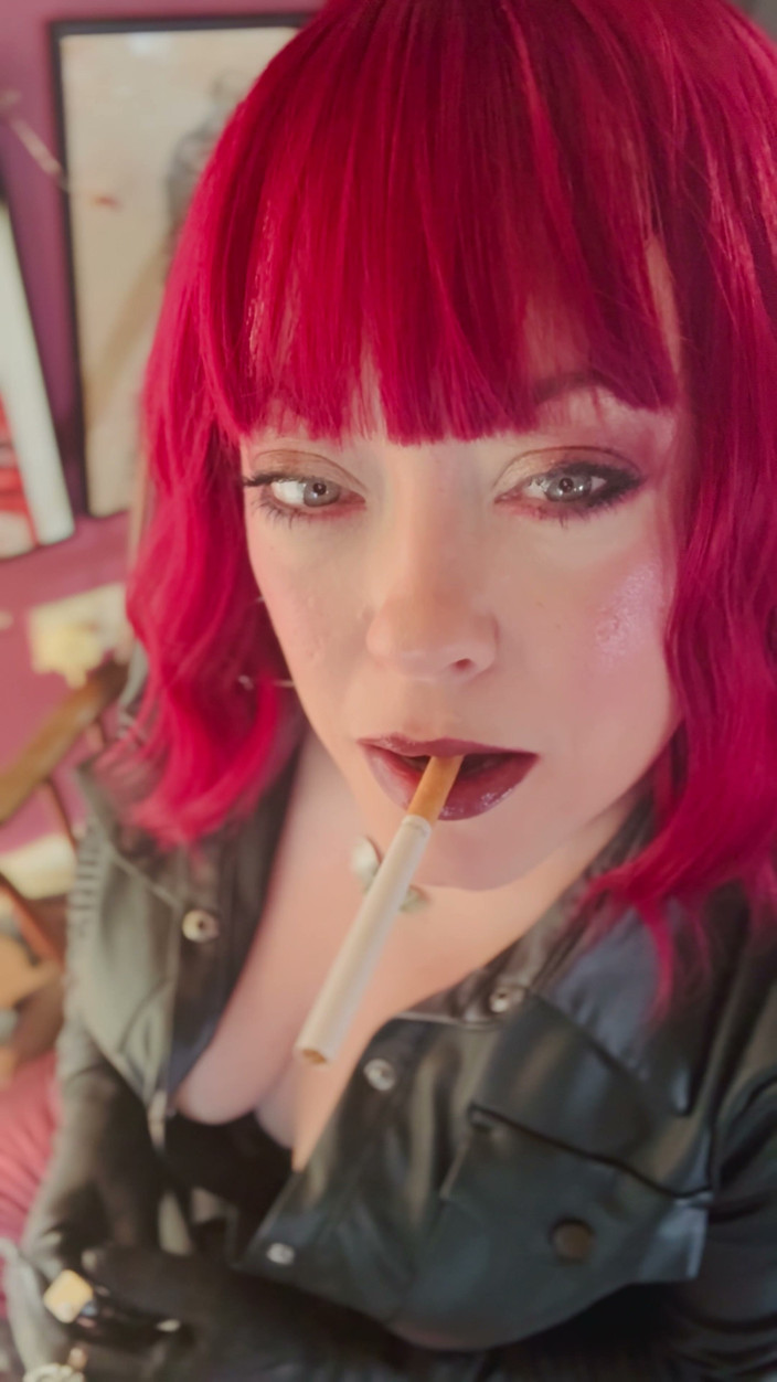 Tina Snua: Ta maîtresse Tina Snua habillée de cuir fume 2 cigarettes en...