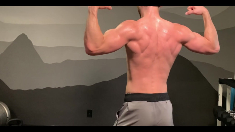 Jay Stroke: Flex après l’entraînement, strip-tease et show-off