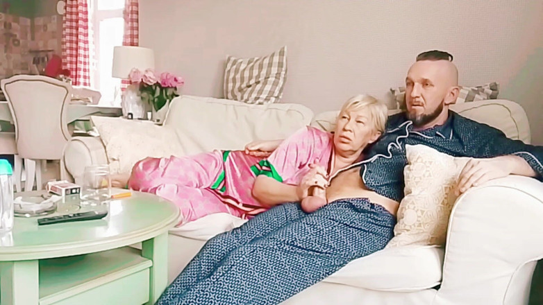 Crazyfamily 1970: Sesso tabù, la matrigna guarda film, e io La sua...