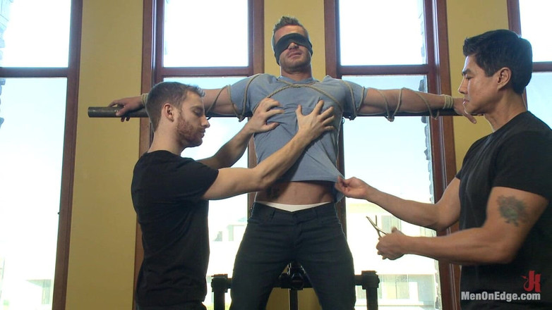 Men on Edge: Super hunk landon conrad diikat dan dientot untuk pertama kalinya