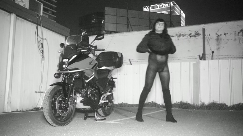 Voyager: 아름다운 여성이 오토바이를 소개했습니다