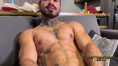 Let them watch: Un Gay Affamato Di Cazzo Fa Un Salivoso Pompino E...
