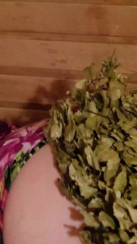 Ich habe den mund einer heißen vollbusigen blondine in der sauna gefickt und sie mit einem besen versohlt