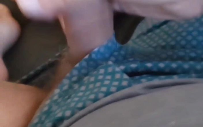 Ladysilvas: Ladysilva mi-am scos pula din pantalonii scurți și m-am masturbat