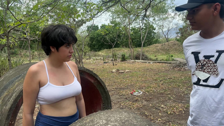 ManuelaAlvarez: Saya Menemukan Seorang Gadis Yang Hilang Di Taman Terbengkalai Dan...