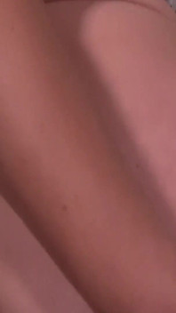 La sexy milf amputata ariella si masturba un grosso cazzo