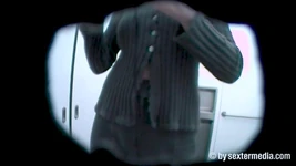Anna si scopa con un grosso dildo in bagno