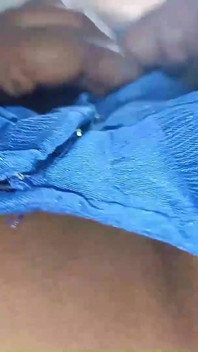 Celé video: Manžel sleduje masturbaci manželky v Sárí s milencem