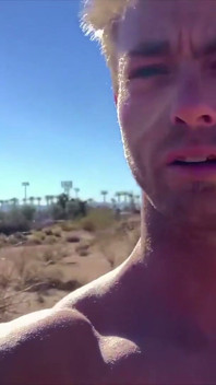 Baise dans les dunes de sable après une pipe dans la voiture