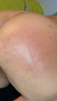 Enorme bunda menina ama um vibrador profundo dentro dela!