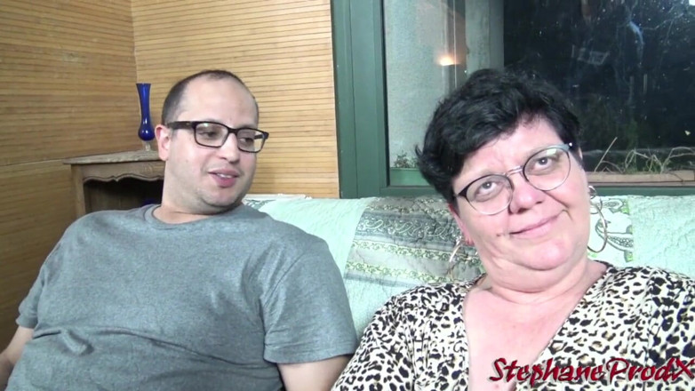 Stephprodx: Ariane neukt drie verlegen kerels
