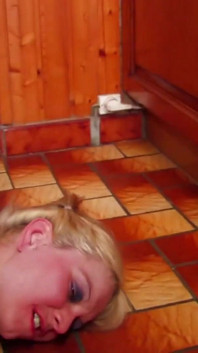 O mamă sexy blondă grasă cu țâțe naturale îi oferă lui Terry Reid sex anal și o muie profundă