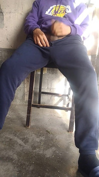 Duduk di kerusi Semasa Saya Melancap, Di Hadapan Pintu Rumah