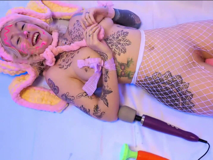 Goddess Transcendence: Zachycený velikonoční zajíček si hraje s hračkami a snáší vajíčka