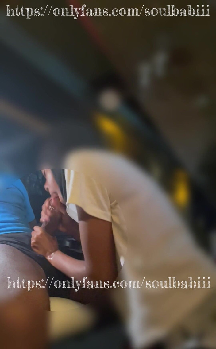 Soulbabii: 在吮吸他的鸡巴上戴了我什叶的面具。有人来了，所以我们不得不停下来，但我们还是回到了，完成了。Made