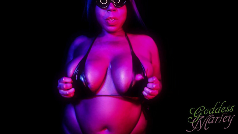 Goddess Marley: Siyah bikini: büyük memeli azdırma