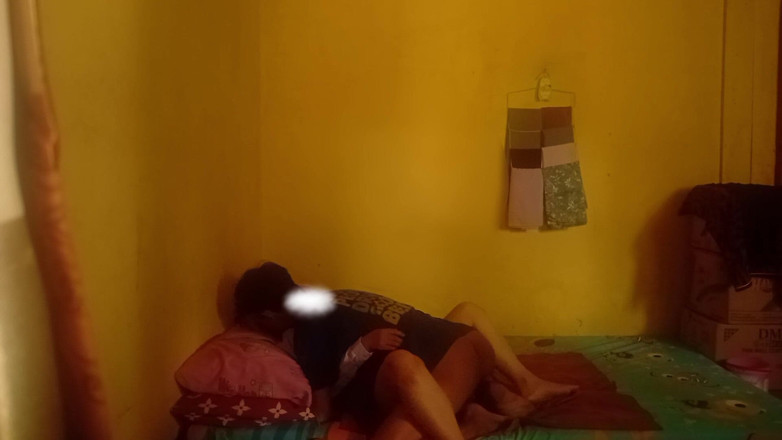 Famly sex: 十几岁的女孩在大学恩托特她家，当她孤独时